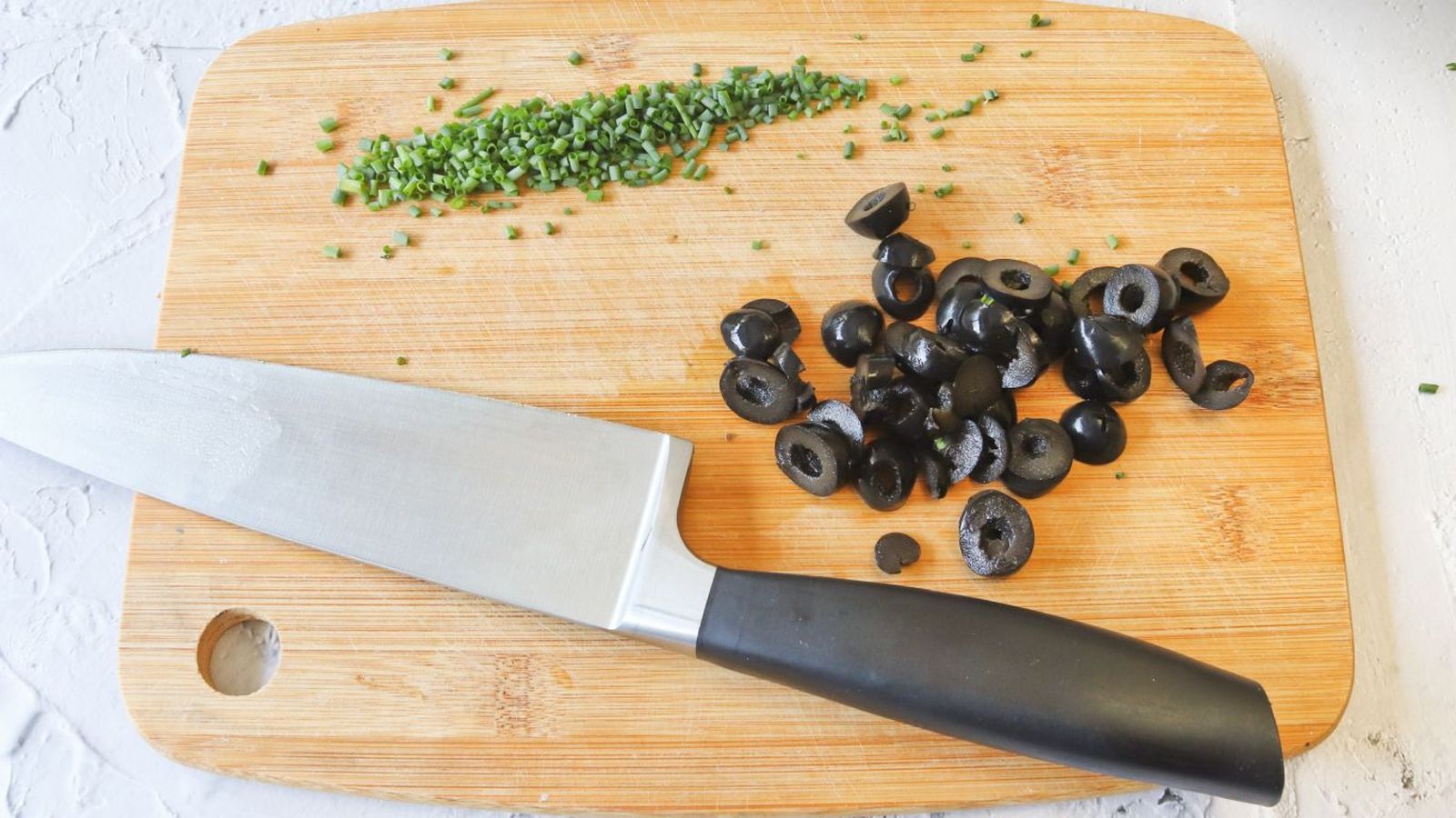 Picar aceitunas negras y cebollino Picar aceitunas negras y cebollino