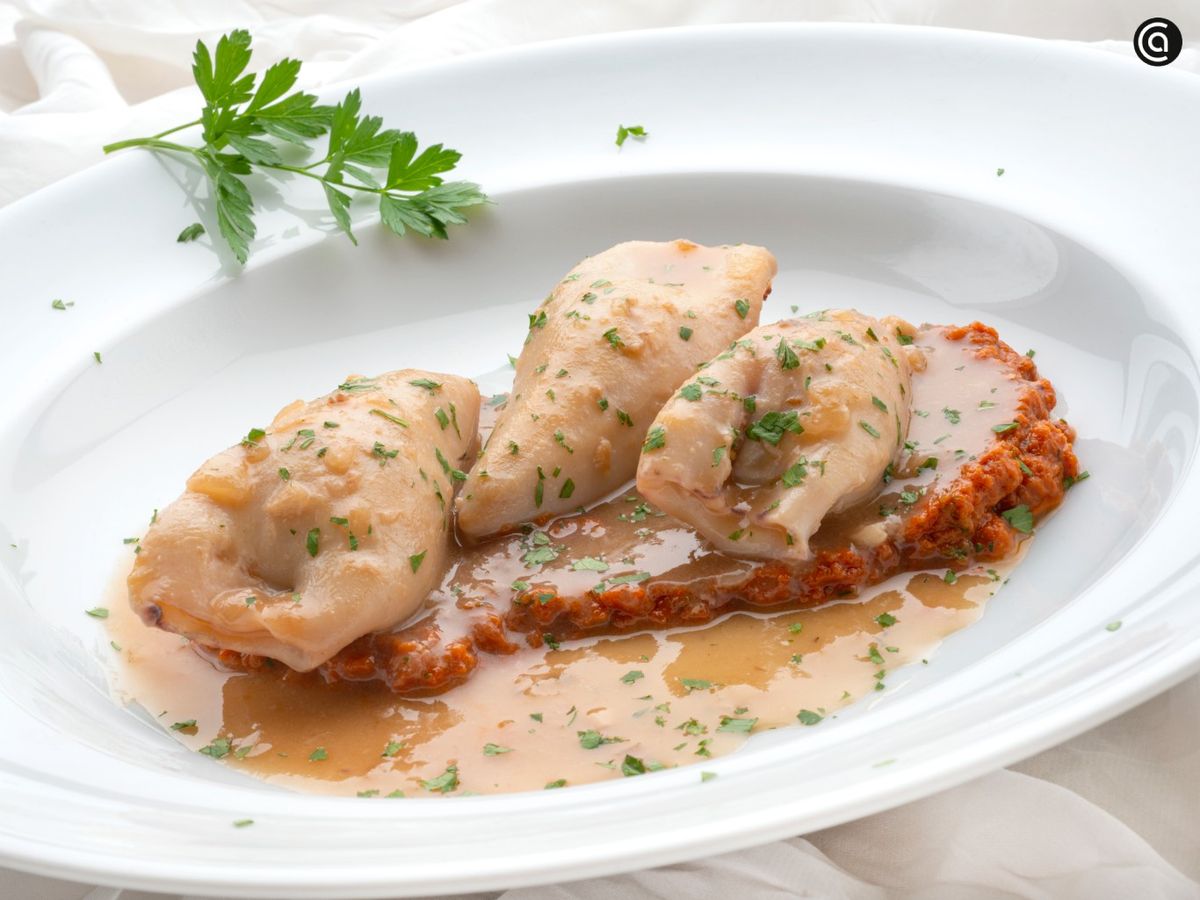 Chipirones rellenos con salsa de tomates secos