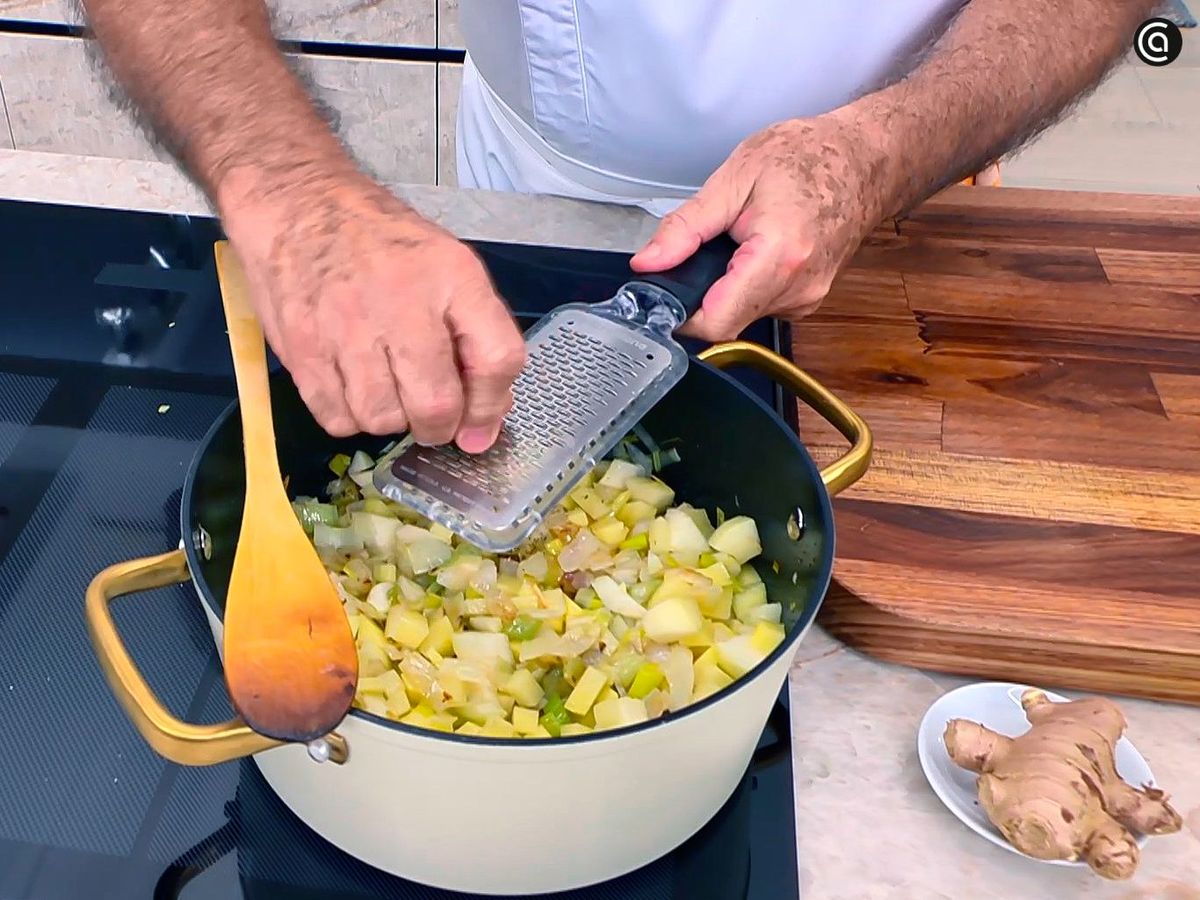 Añadir nuez moscada y jengibre a la cema de puerro y pera