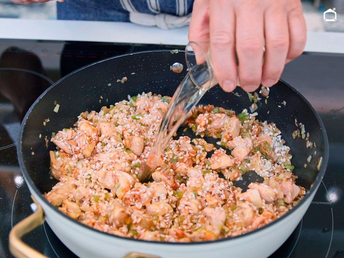Agregar vino blanco al guiso de arroz con pollo