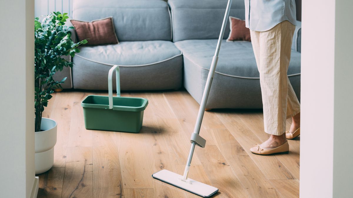 Limpiar de manera regular es importante para cuidar la madera
