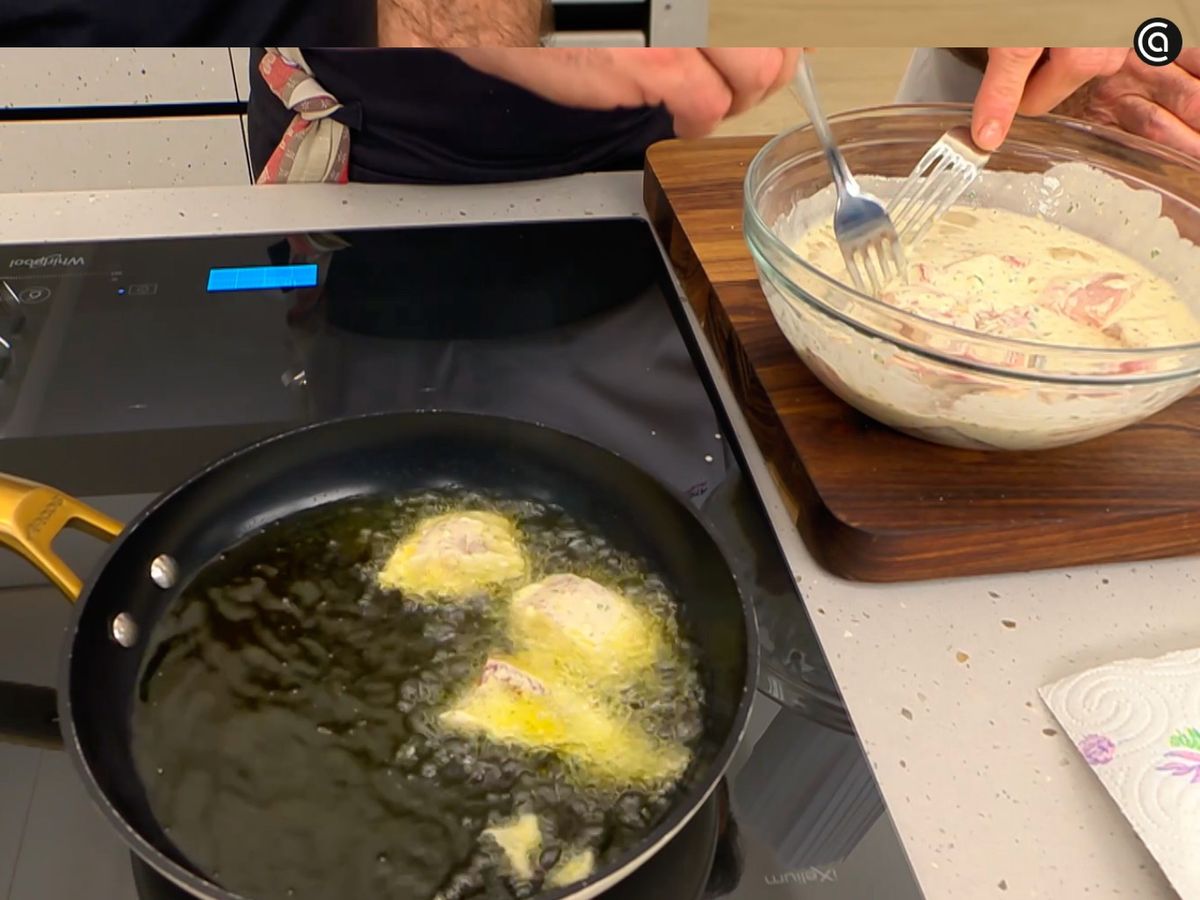 Cubre el pescado con la masa de tempura y fríelo en aceite caliente