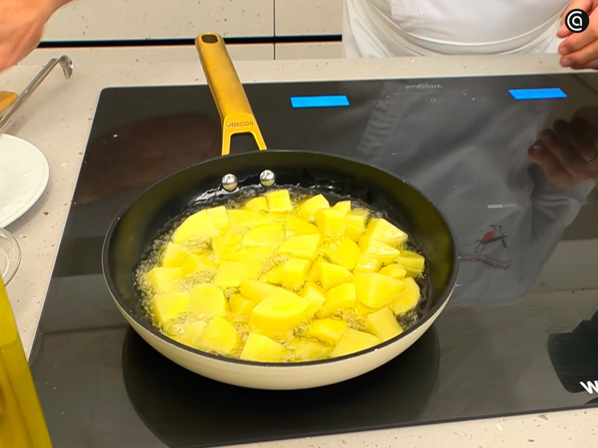 Dora las patatas en aceite caliente