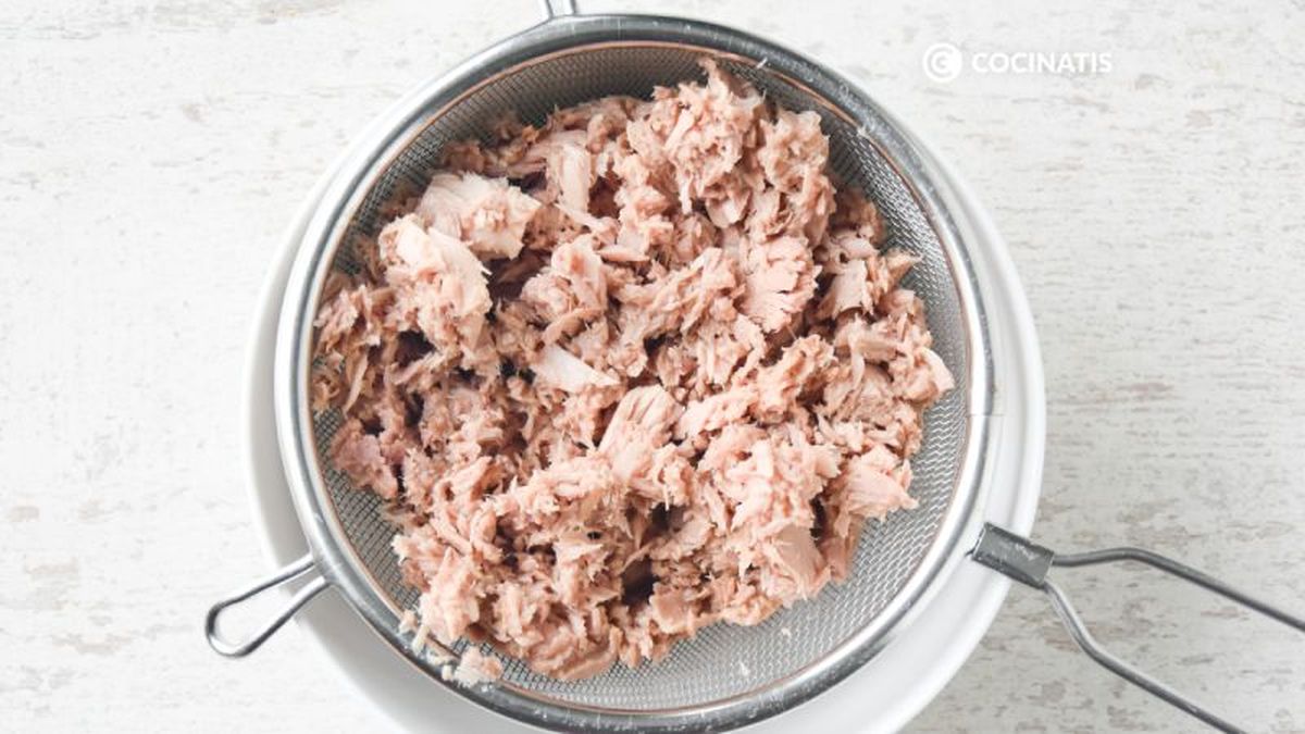 Atún en conserva sobre colador