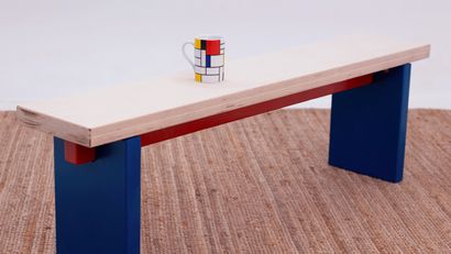 La mesa auxiliar terminada, un diseño sencillo que combina madera natural y colores primarios para aportar carácter al espacio.