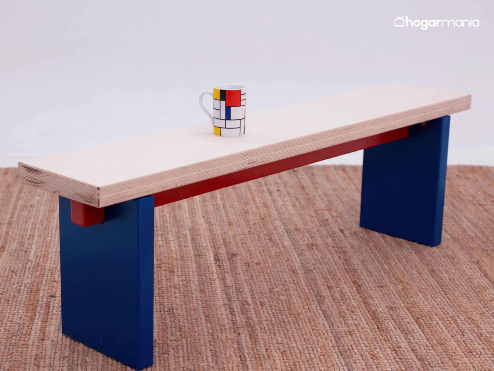 La mesa auxiliar terminada, un diseño sencillo que combina madera natural y colores primarios para aportar carácter al espacio.