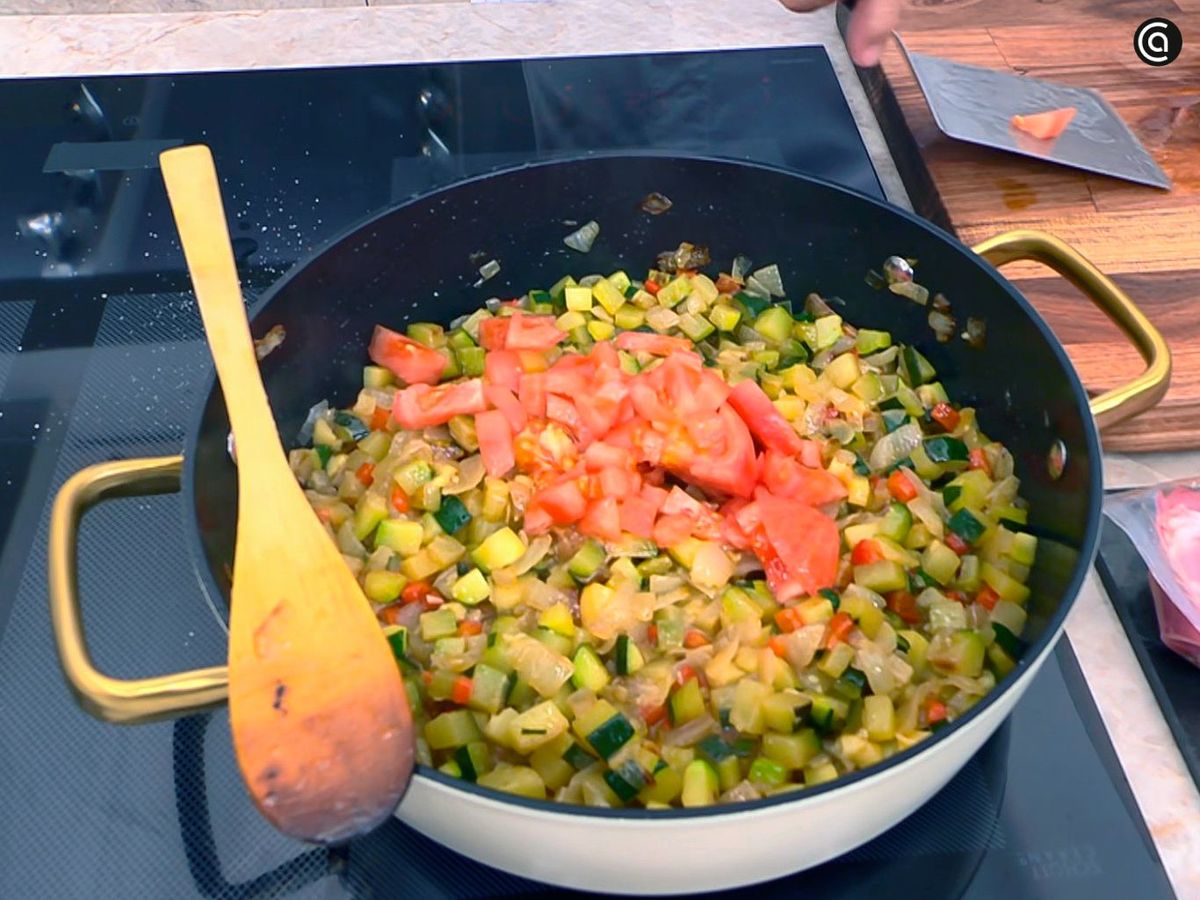 Añadir el tomate al pisto de calabacín