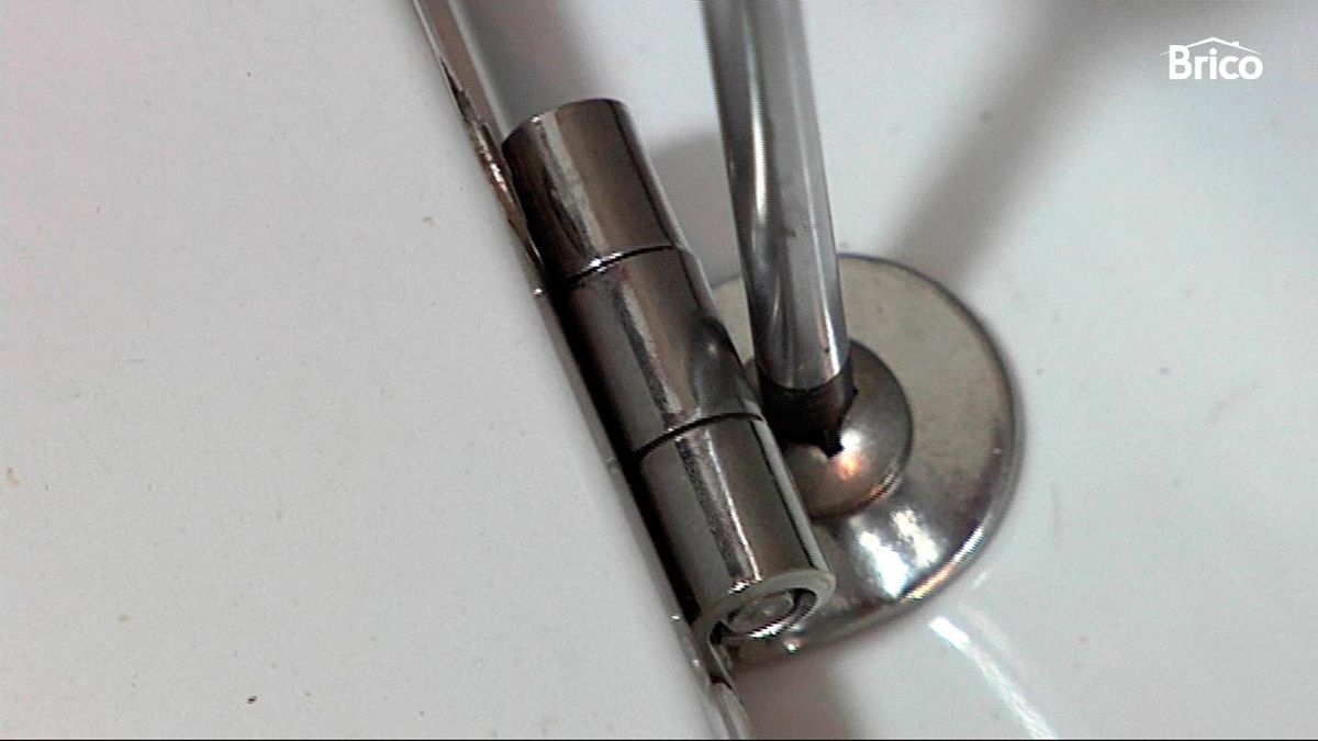 Sustituir bisagras de la tapa del wc paso 8