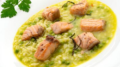 Salmón con arroz caldoso de guisantes, receta de Karlos Arguiñano