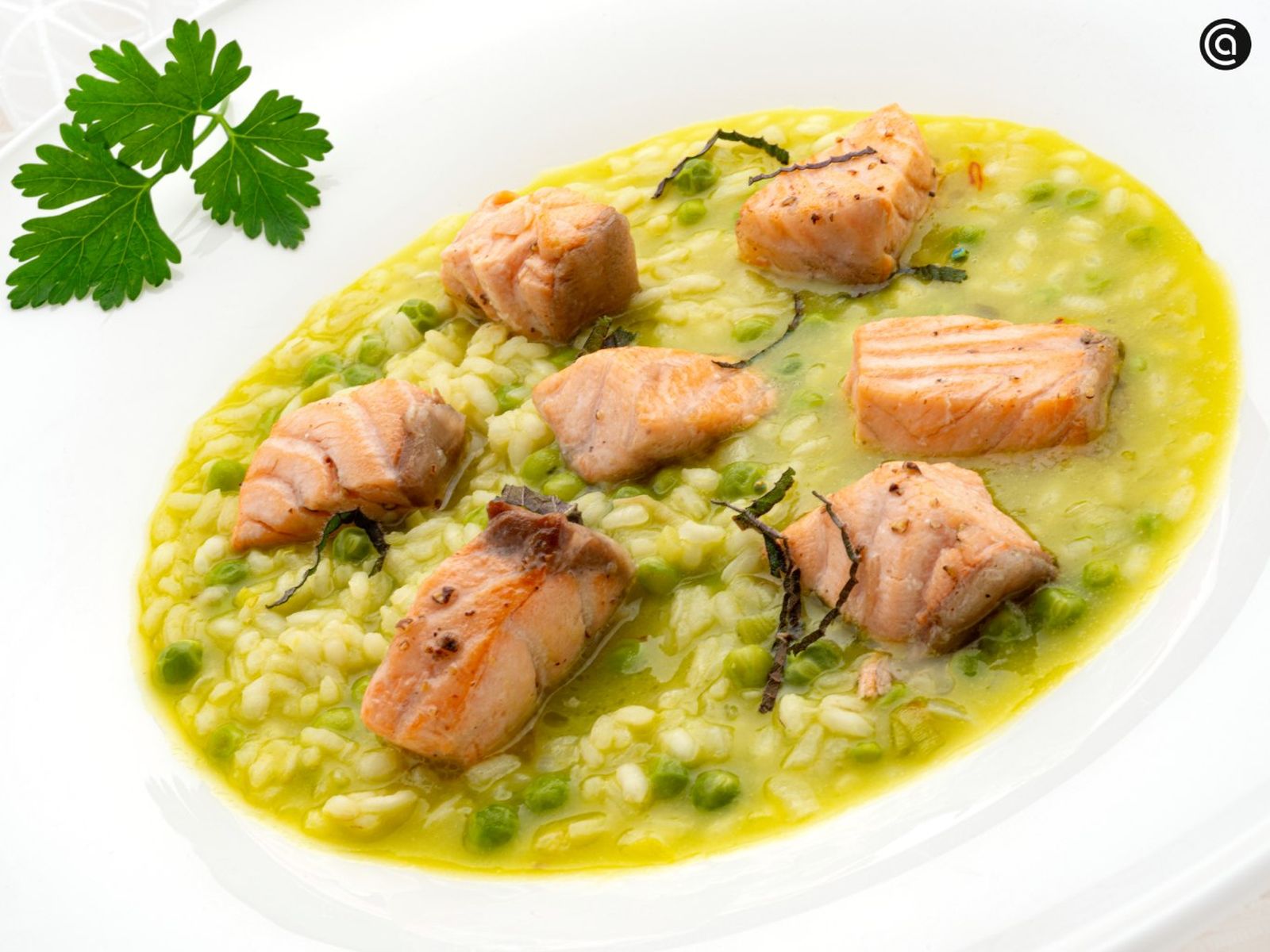 Salmón con arroz caldoso de guisantes, receta de Karlos Arguiñano
