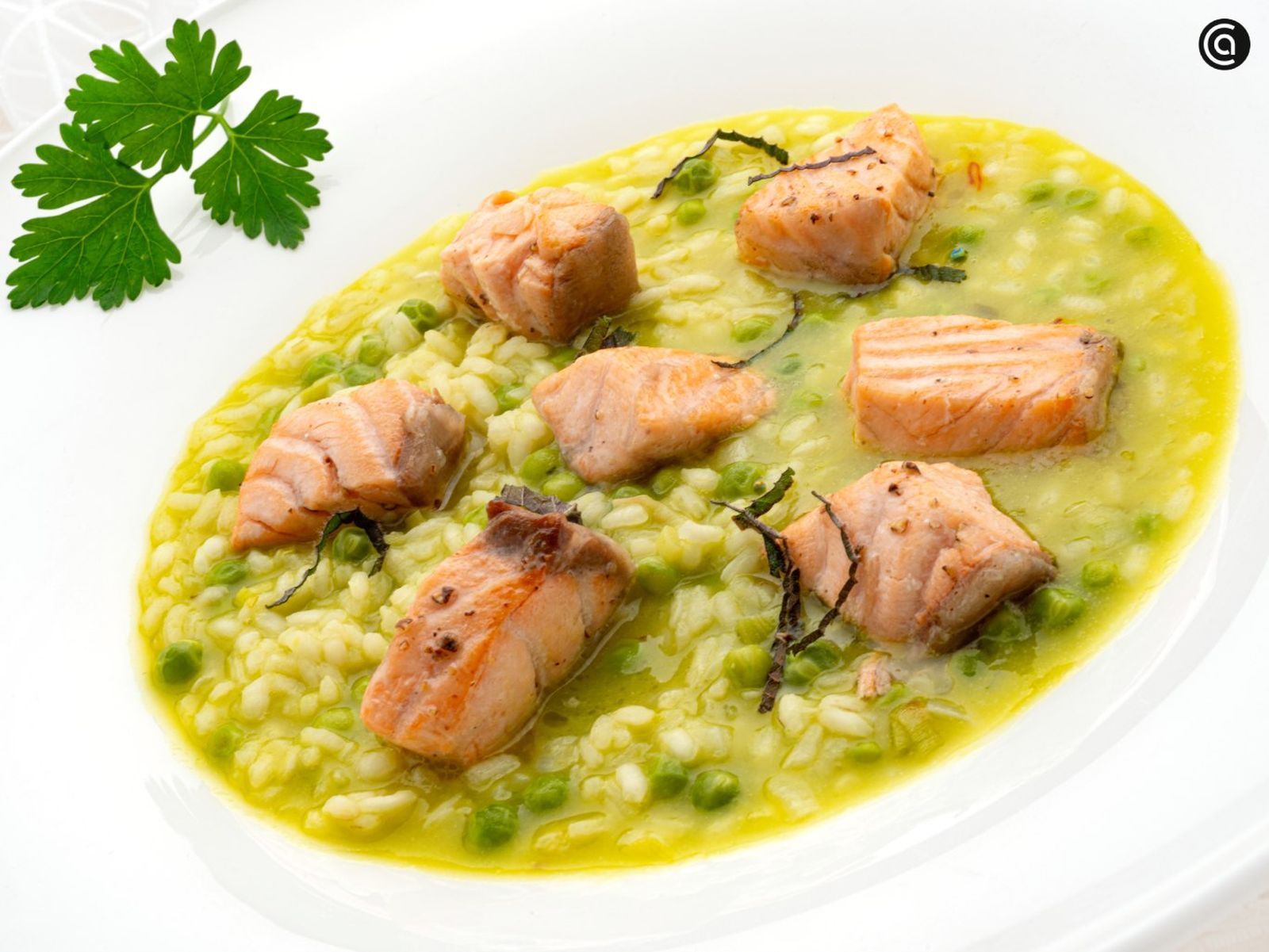Salmón con arroz caldoso de guisantes, receta de Karlos Arguiñano