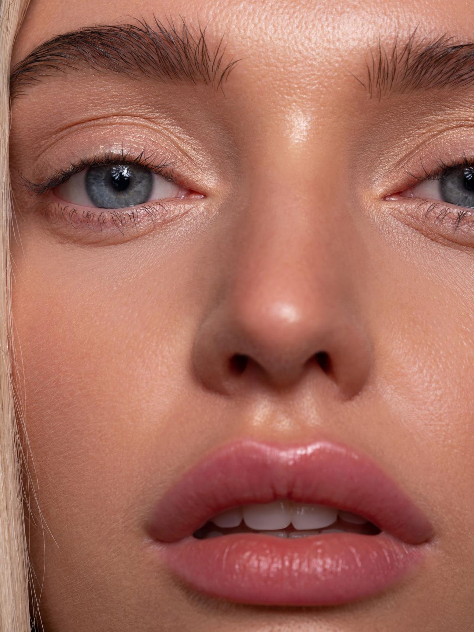 Labios sutiles con gloss.