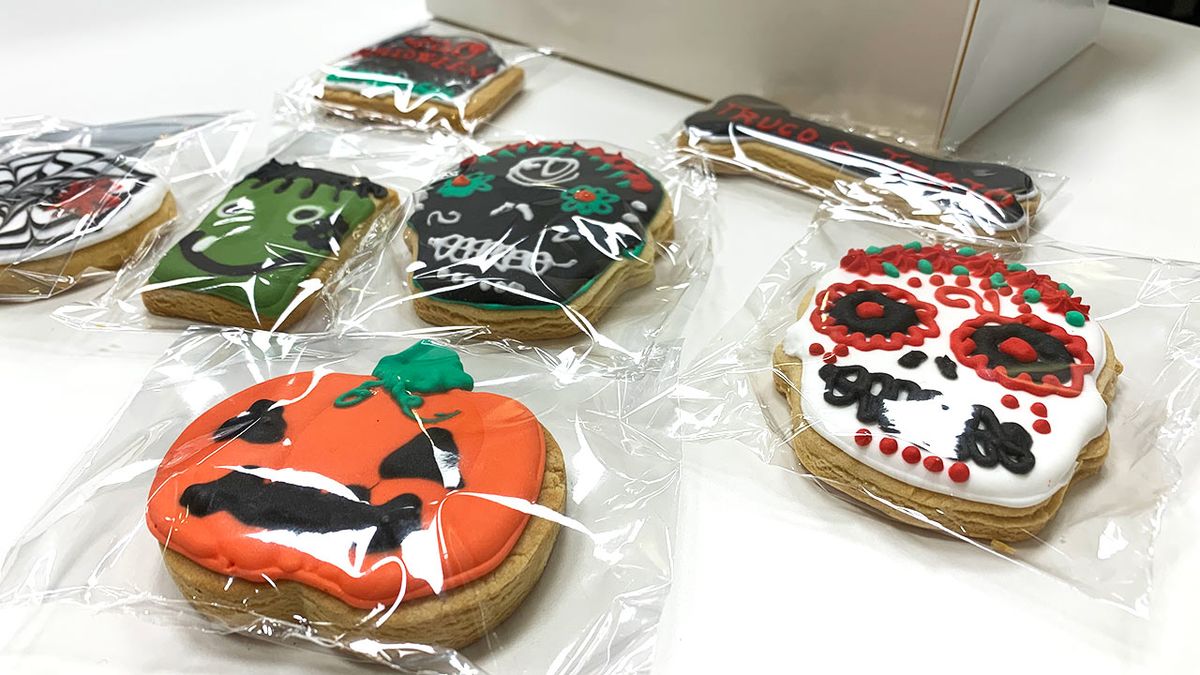 Empaqueta las galletas en bolsas de plástico para regalarlas sin que se estropeen