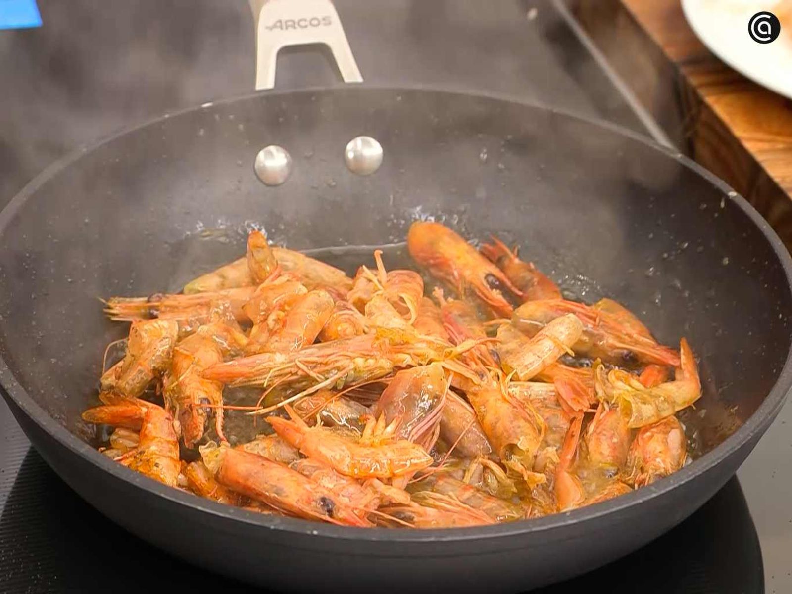 Rehoga las cabezas y colas de las gambas Rehoga las cabezas y colas de las gambas