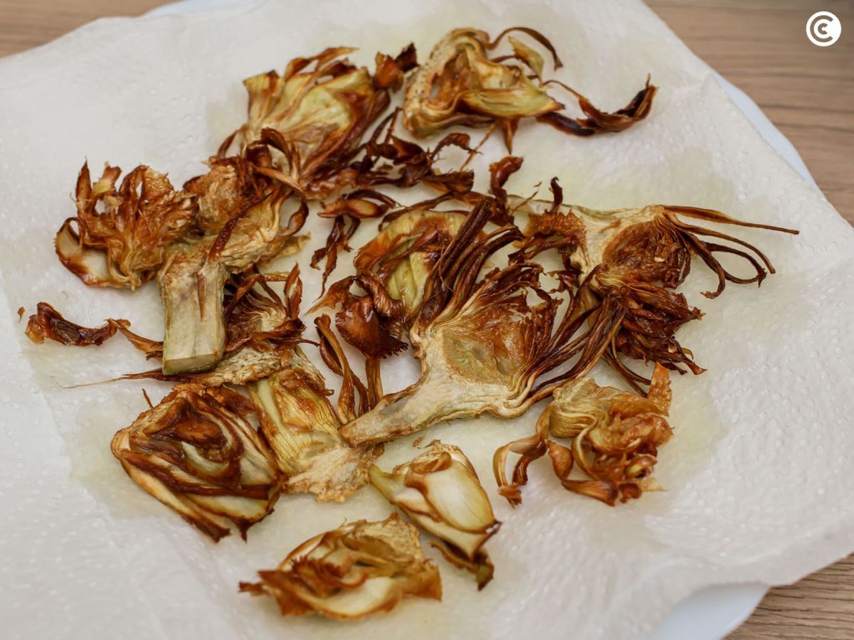 Chips de alcachofa sobre papel absorbente