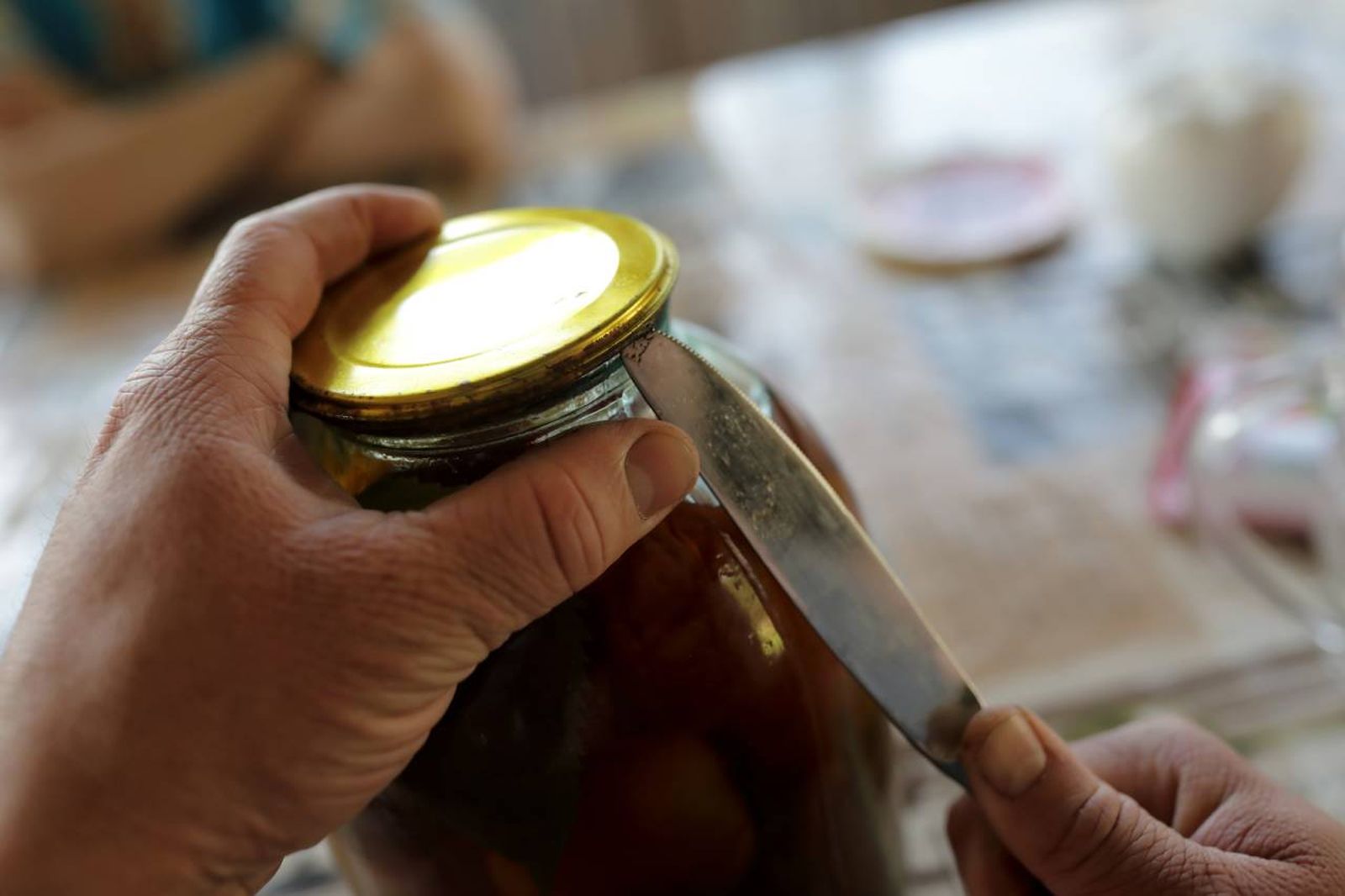 Abre los tarros de cristal sin emplear herramientas especiales ni una gran fuerza.