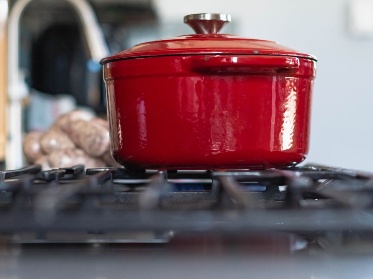 Los guisos a fuego lento encuentran en la olla de hierro la aliada perfecta.