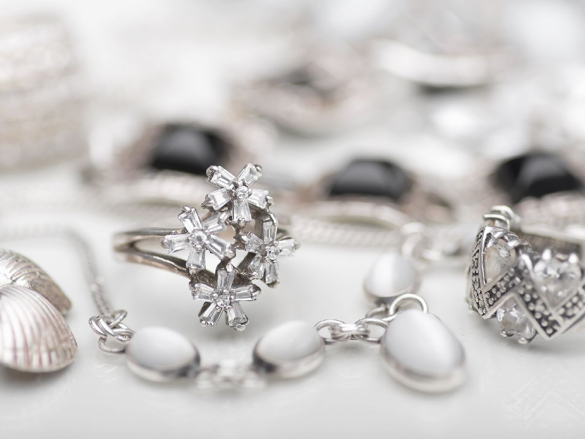 El papel de aluminio elimina la capa de oxidación de la bisutería