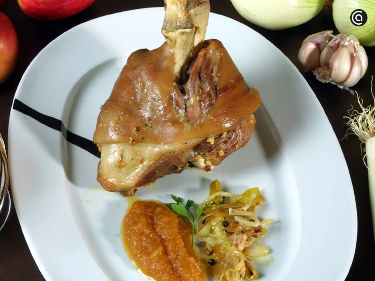 La contundencia del codillo encuentra el equilibrio perfecto en la suavidad del puré.