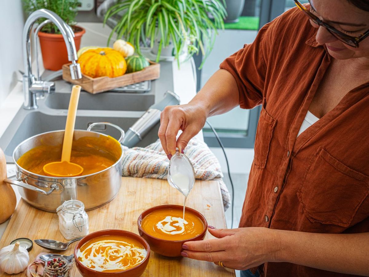 Es habitual utilizar la nata para cocinar en salsas para pasta, gratinados hasta en una crema de calabaza