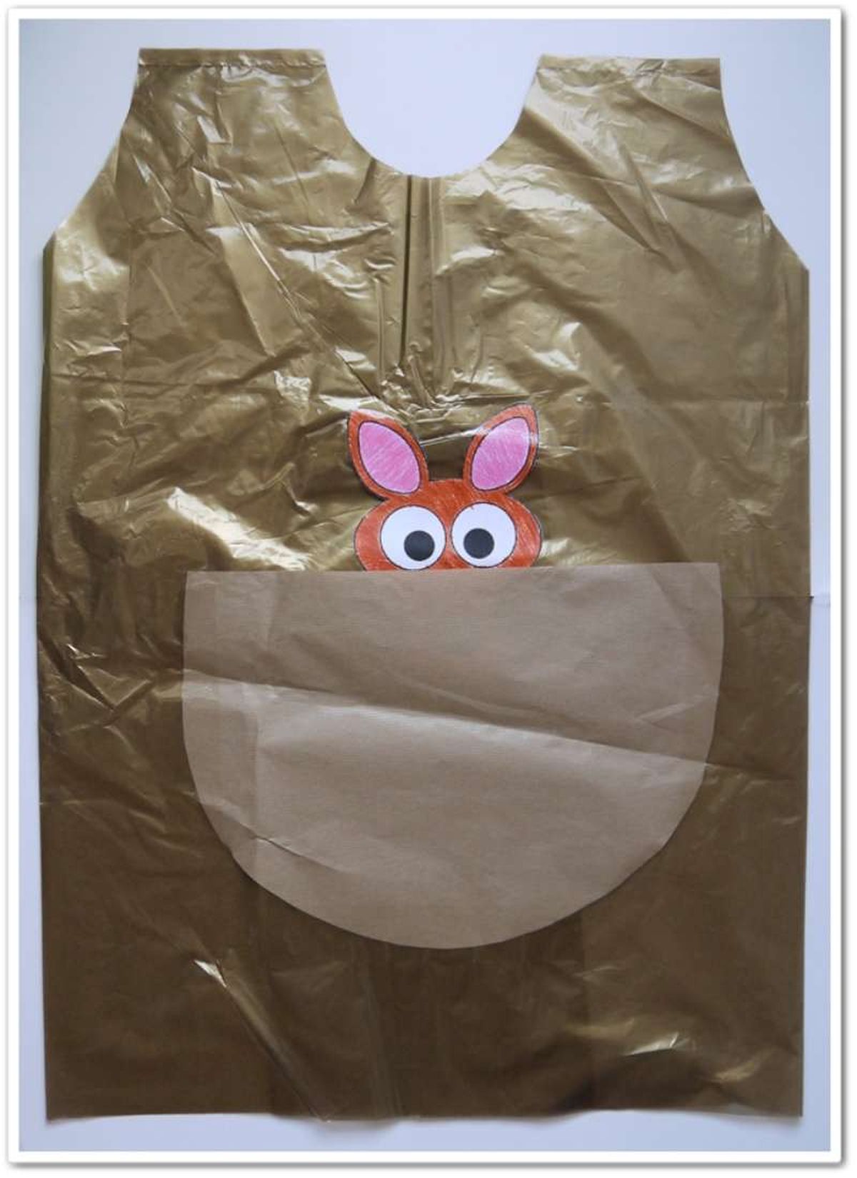 Disfraz de canguro utilizando una bolsa de basura