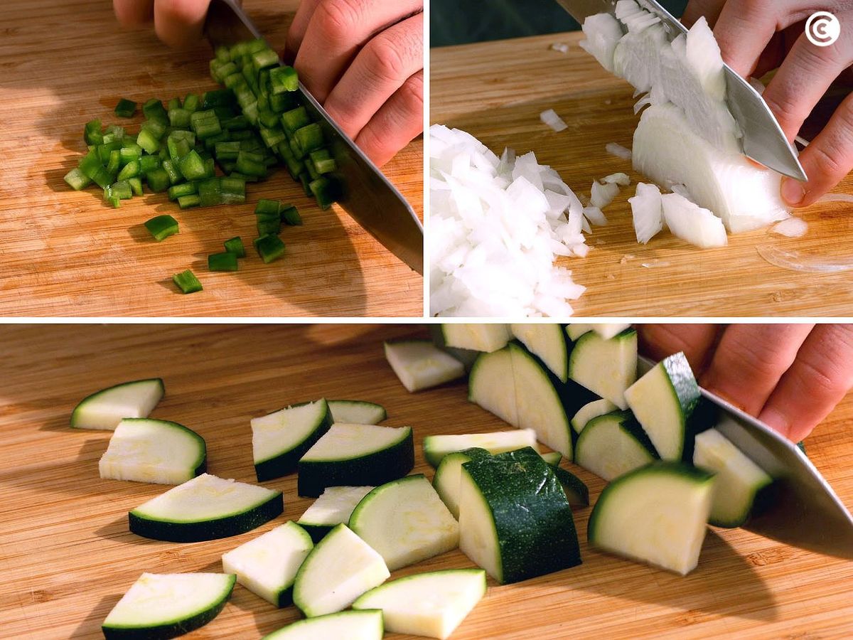 Cortar las verduras para la tortilla paisana