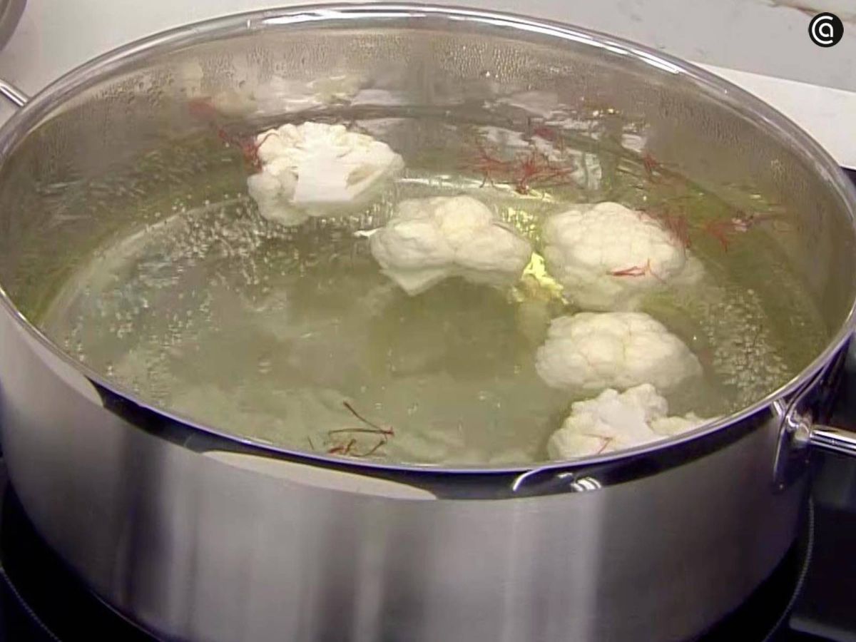 Cuece la coliflor una vez la hayas limpiado y separado en ramilletes