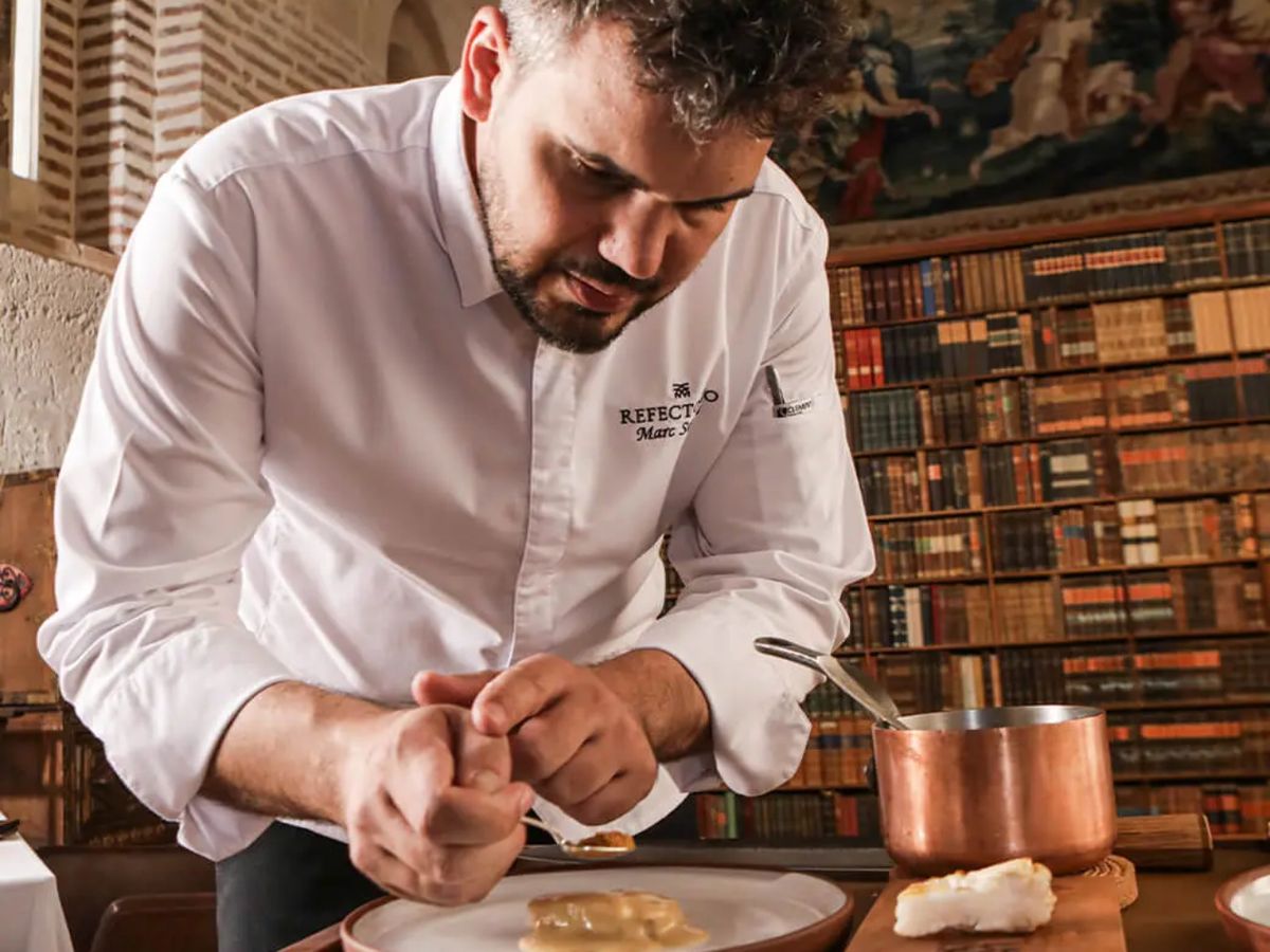 Marc Segarra, chef ejecutivo de Refectorio, en plena creación gastronómica.