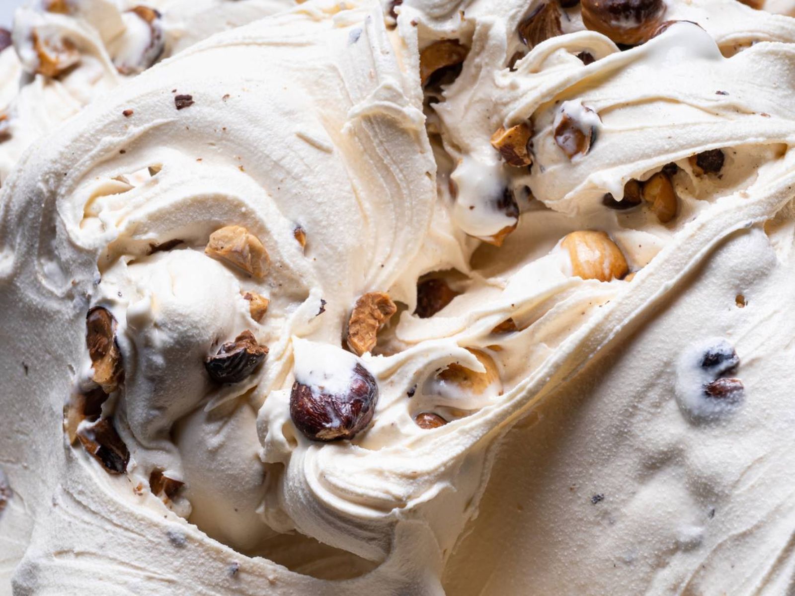 El gelato artesanal se caracteriza por su textura cremosa y su sabor a ingredientes naturales.