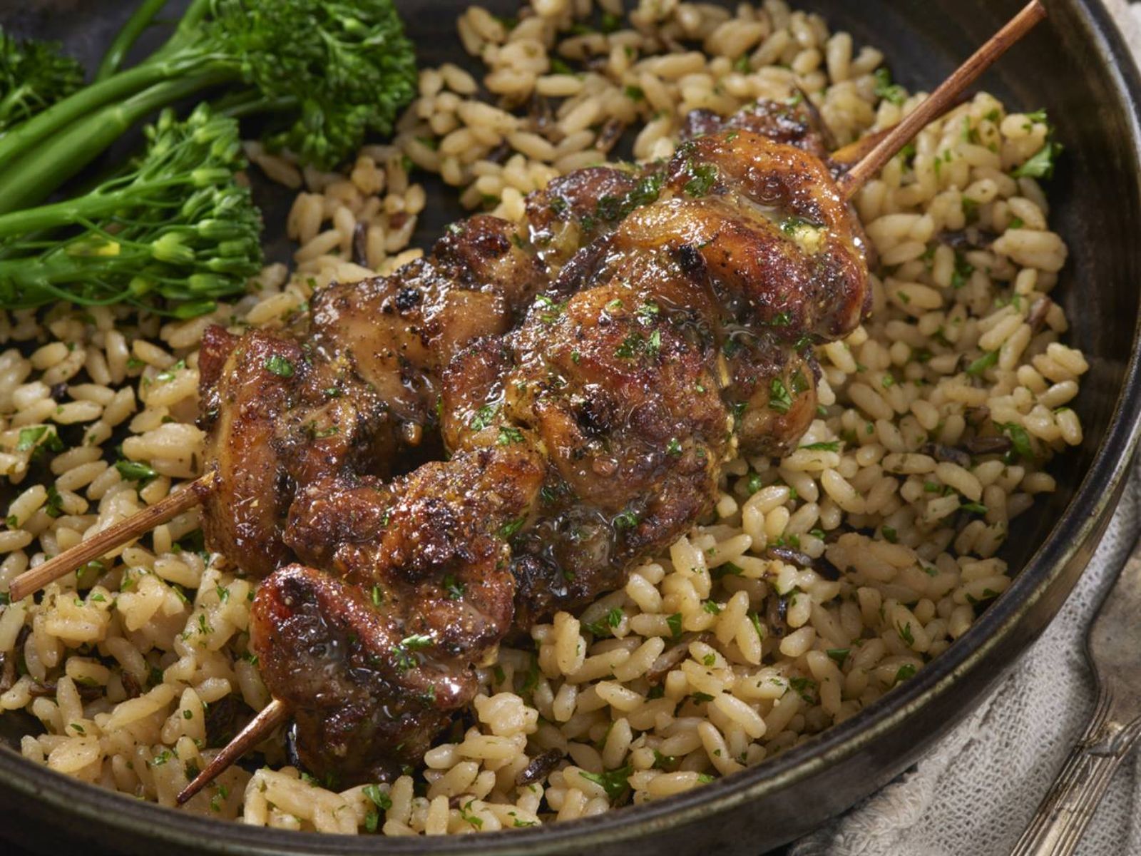 El bimi acompaña con elegancia y sabor platos de arroz y carne a la parrilla.