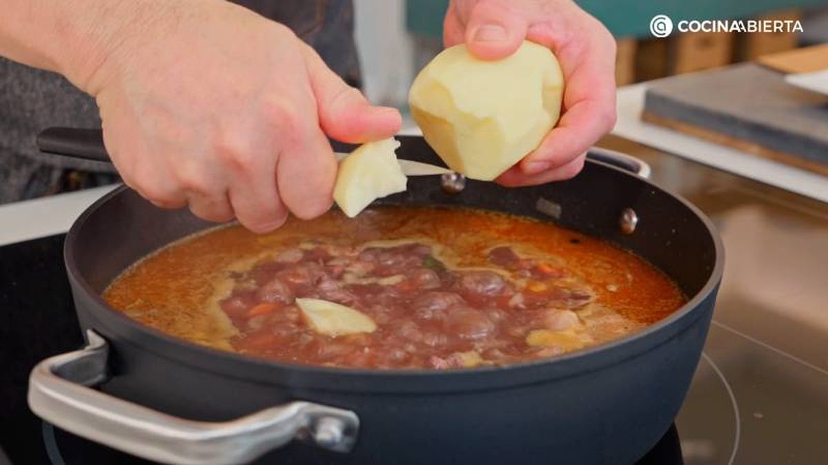 Añadir las patatas cascadas y los guisantes