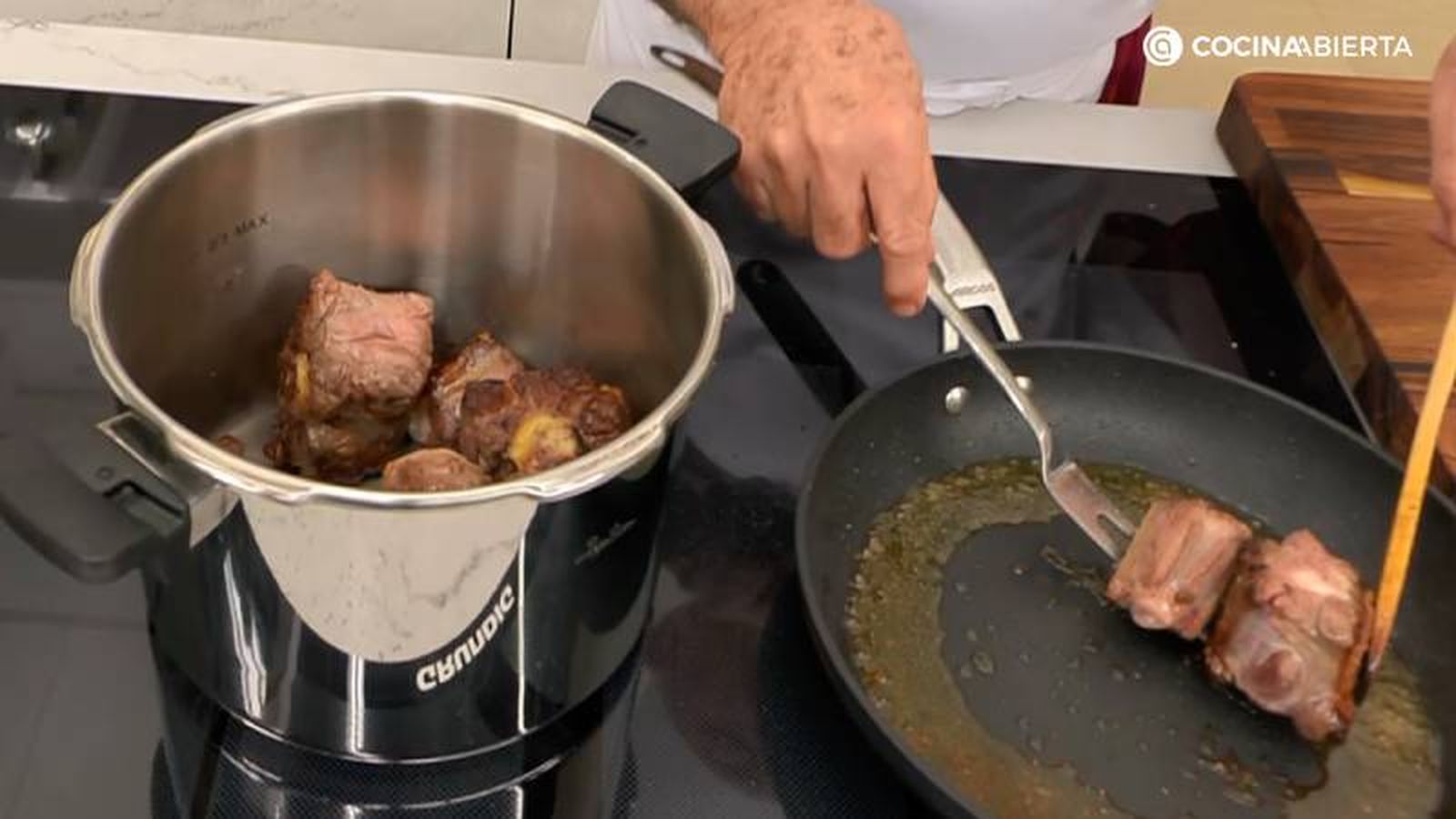 Salpimienta los trozos de rabo de ternera y dora en la sartén Salpimienta los trozos de rabo de ternera y dora en la sartén