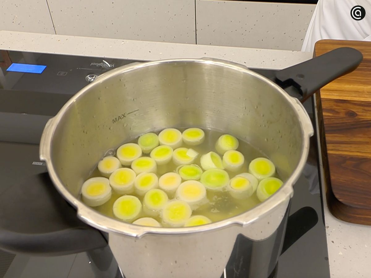 Pon la patata y los puerros en la olla rápida