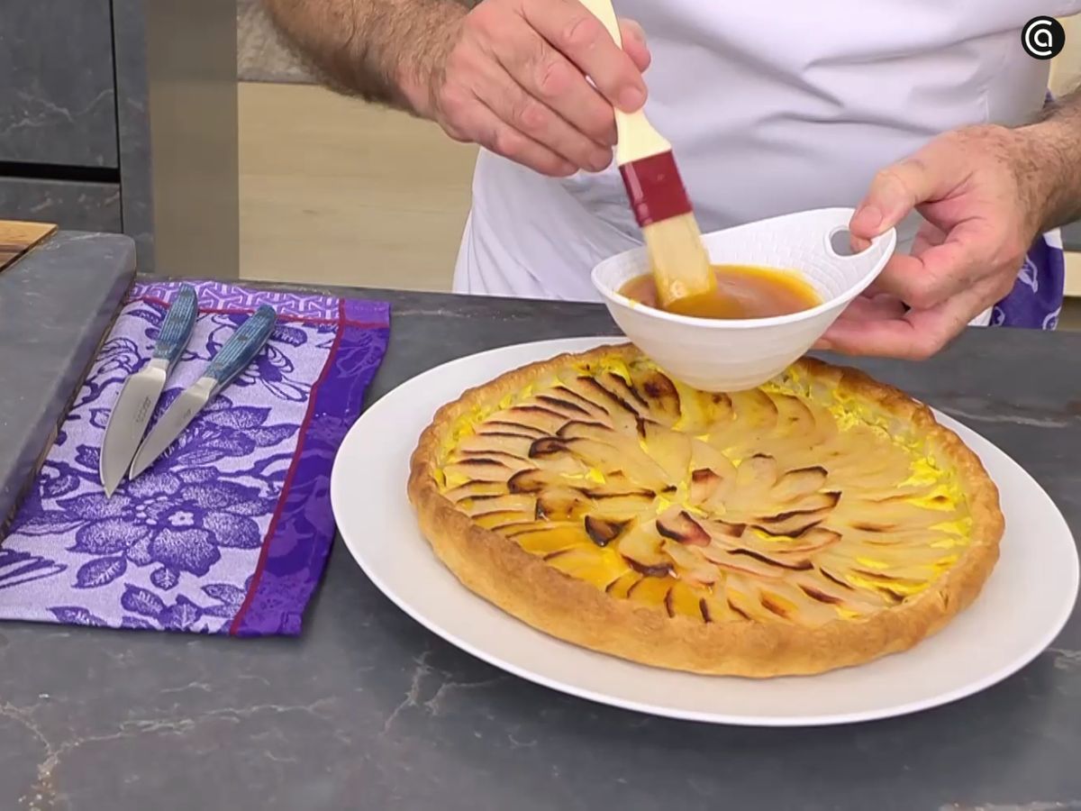 Unta con mermelada para que la tarta de hojaldre y pera tenga ese brillo tan apetecible