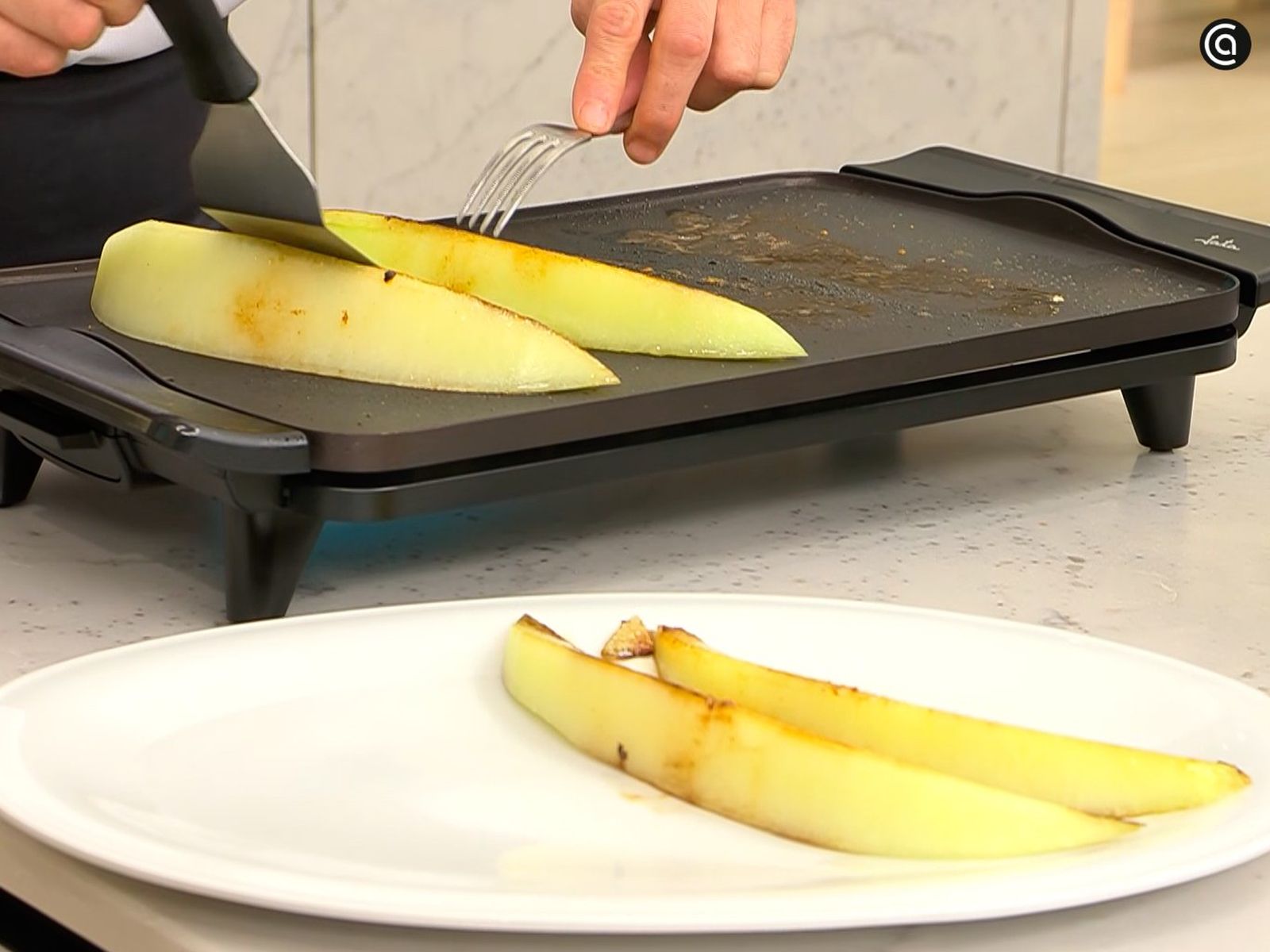 Asa el melón en una plancha Asa el melón en una plancha