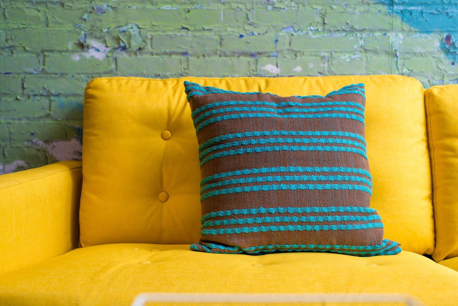 Ideas para decorar en color amarillo detalle sofa Ideas para decorar en color amarillo detalle sofa