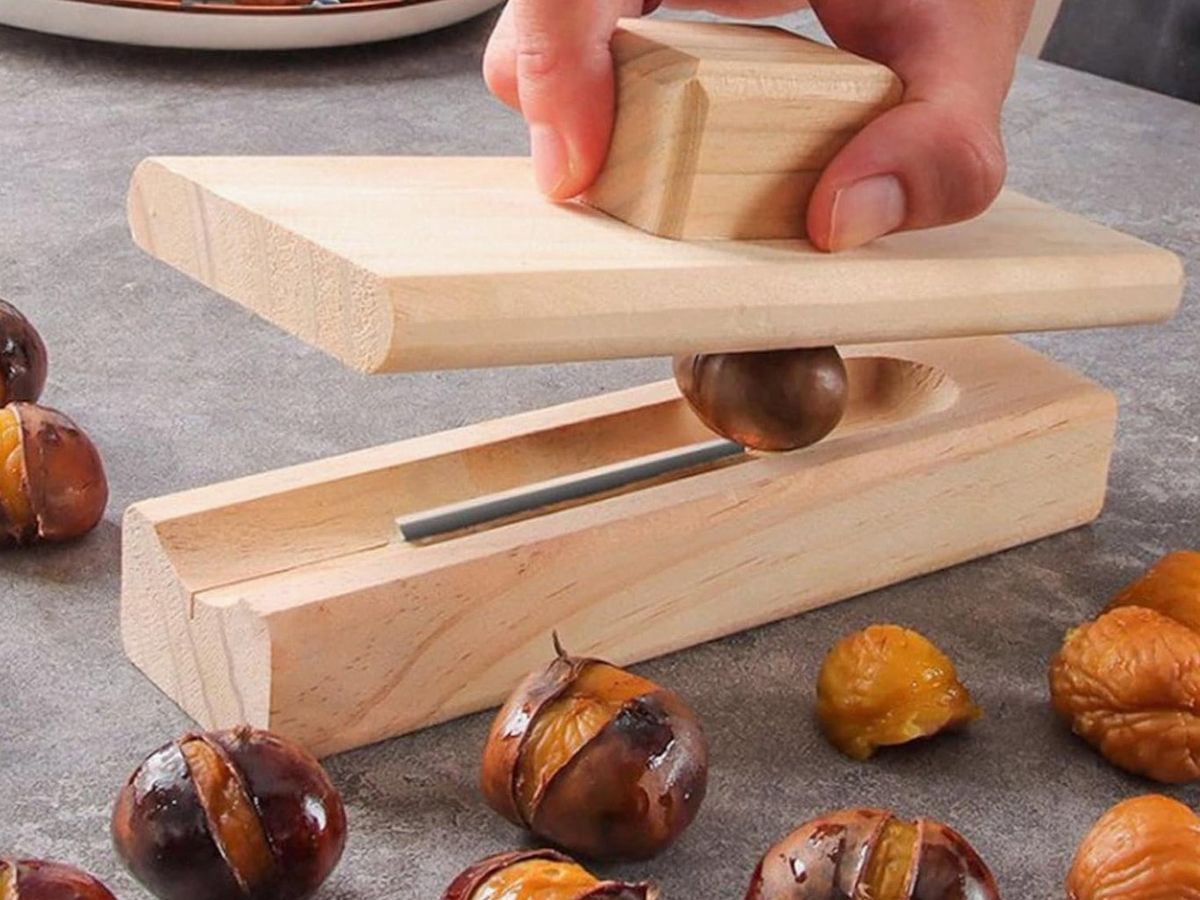 El famoso cortador de castañas está hecho de madera