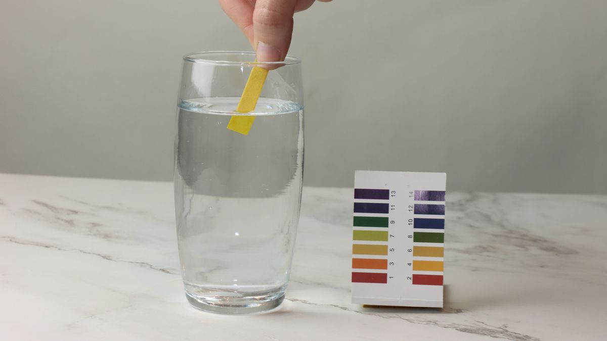 La dureza del agua depende principalmente de la cantidad de sales de calcio y magnesio disueltas en ella