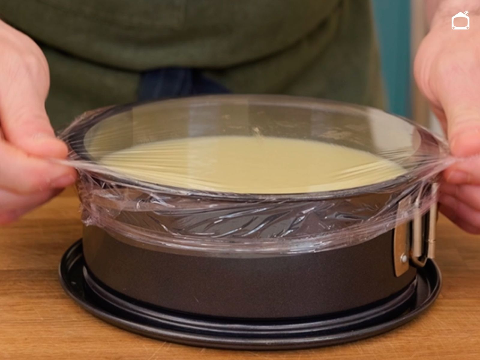 Cubre la tarta de chocolate blanco con film
