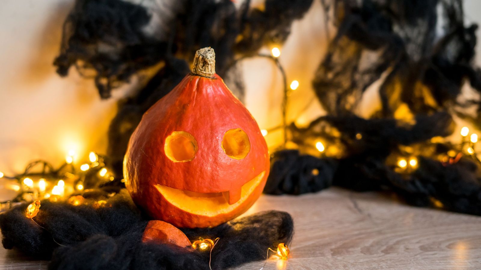 La iluminación es fundamental para crear un ambiente de Halloween