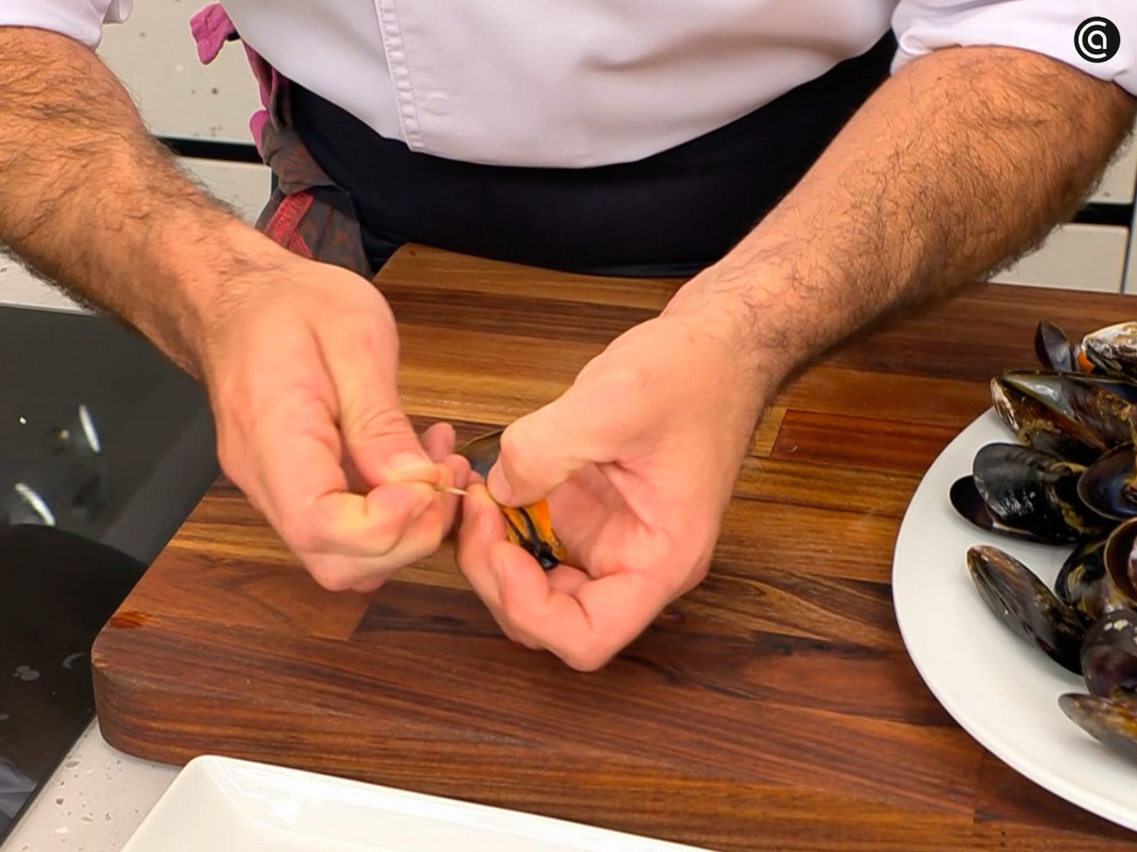 Retira las 'barbas' o bisos de los mejillones