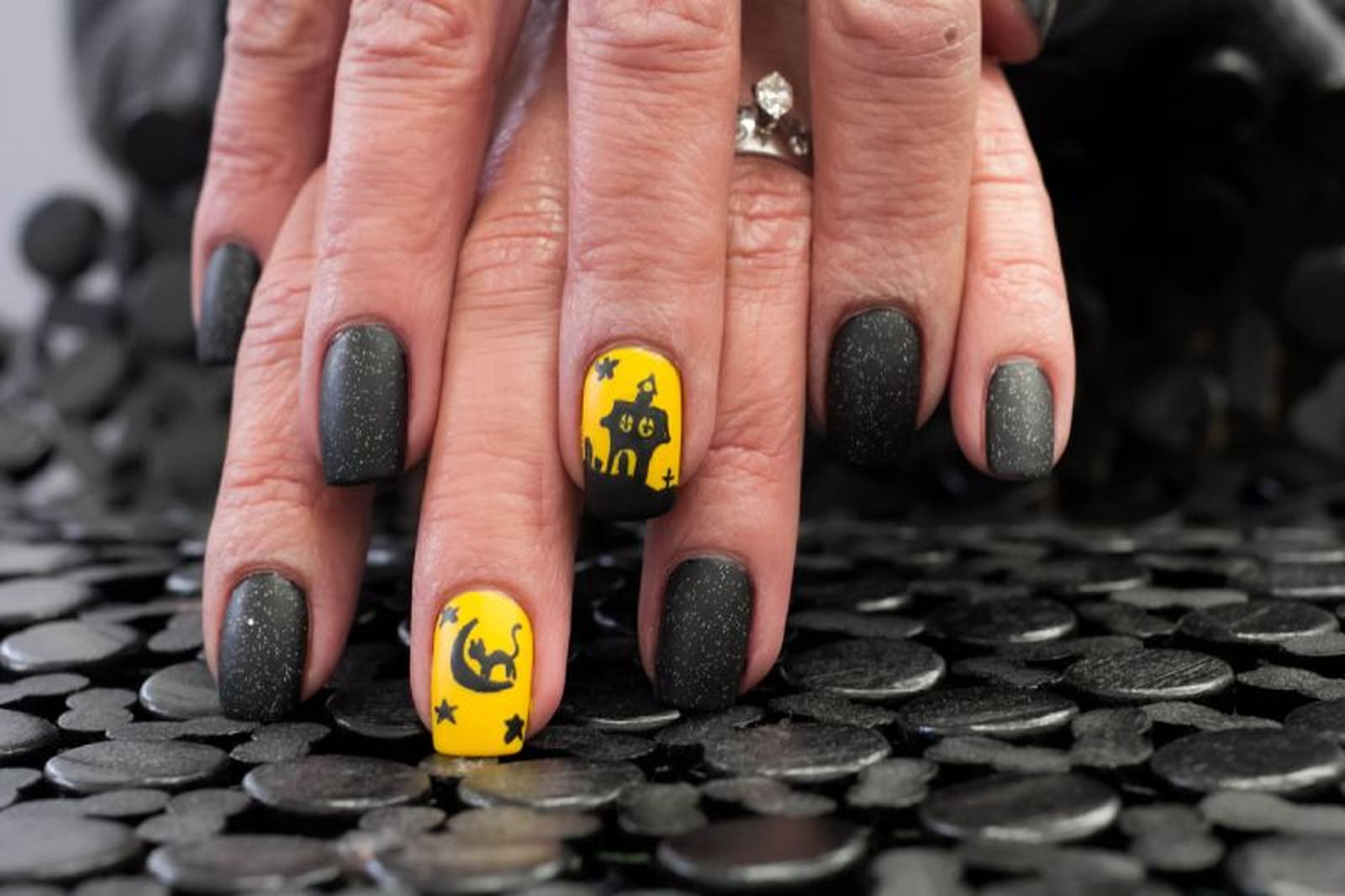 Uñas en negro y amarillo para Halloween Uñas en negro y amarillo para Halloween