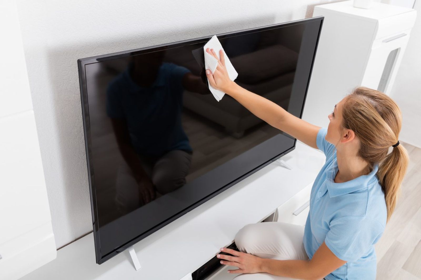 Puedes limpiar la pantalla del televisor con alcohol y agua destilada