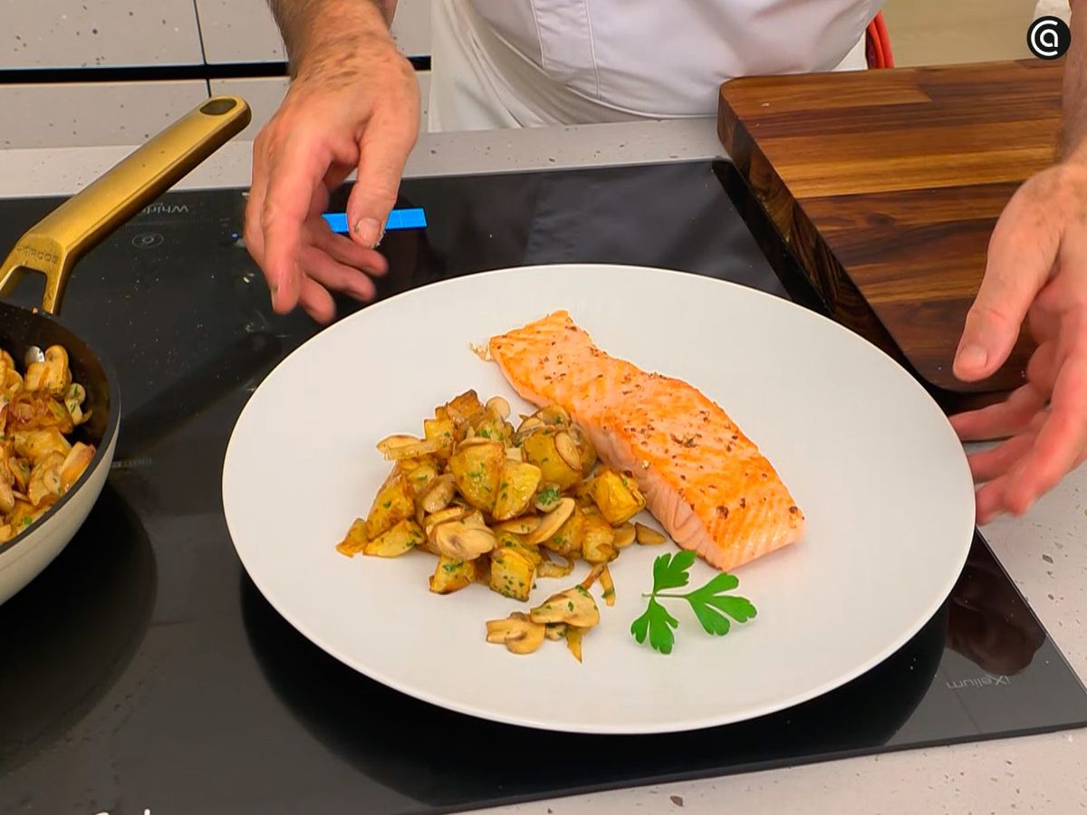 Sirve el salmón con guarnición de patatas y champiñones