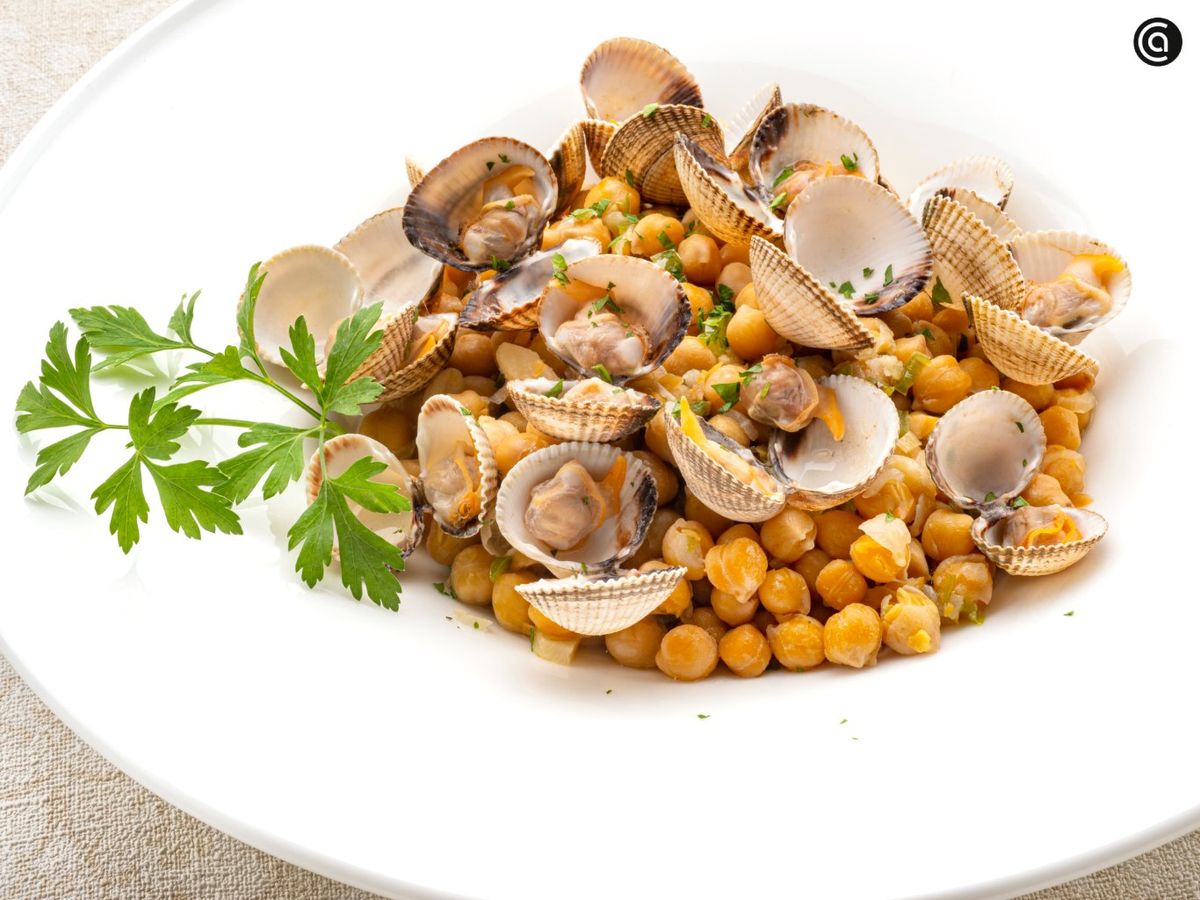 Garbanzos suaves con berberechos en un caldo corto