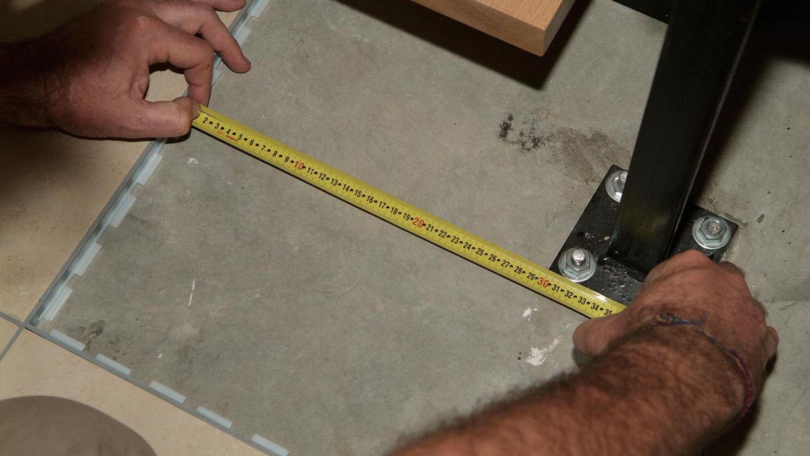 Revestir suelo con gres sin obra paso 13 Revestir suelo con gres sin obra paso 13