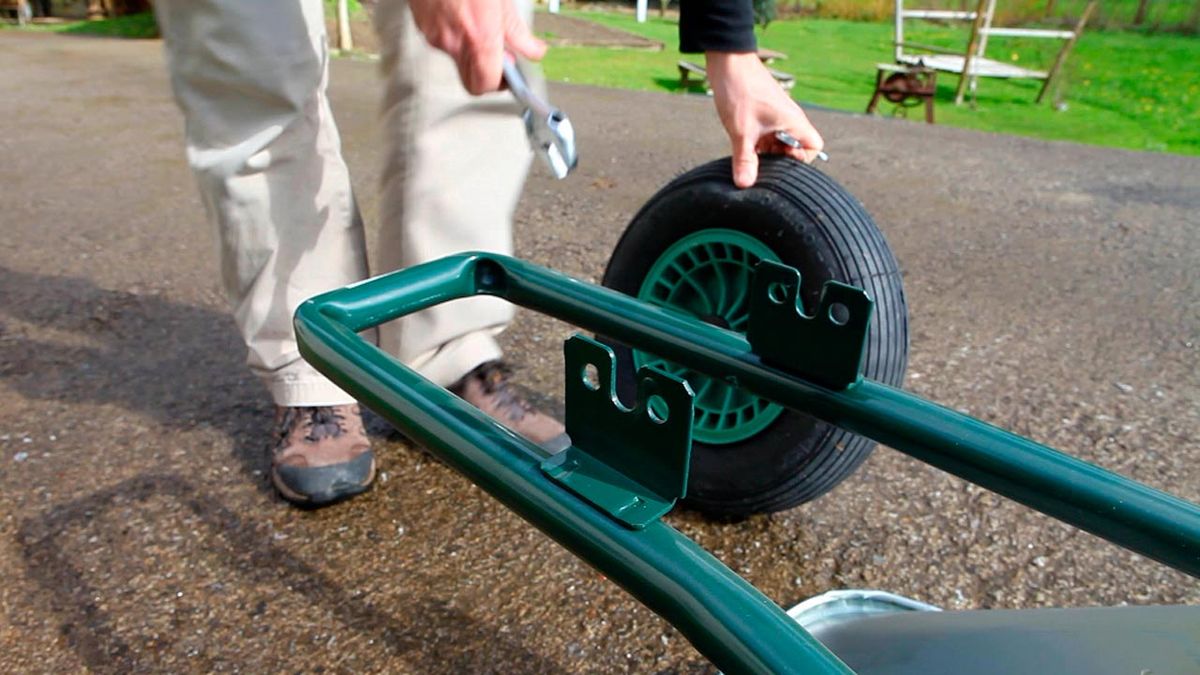 Cambiar rueda de carretilla paso 2