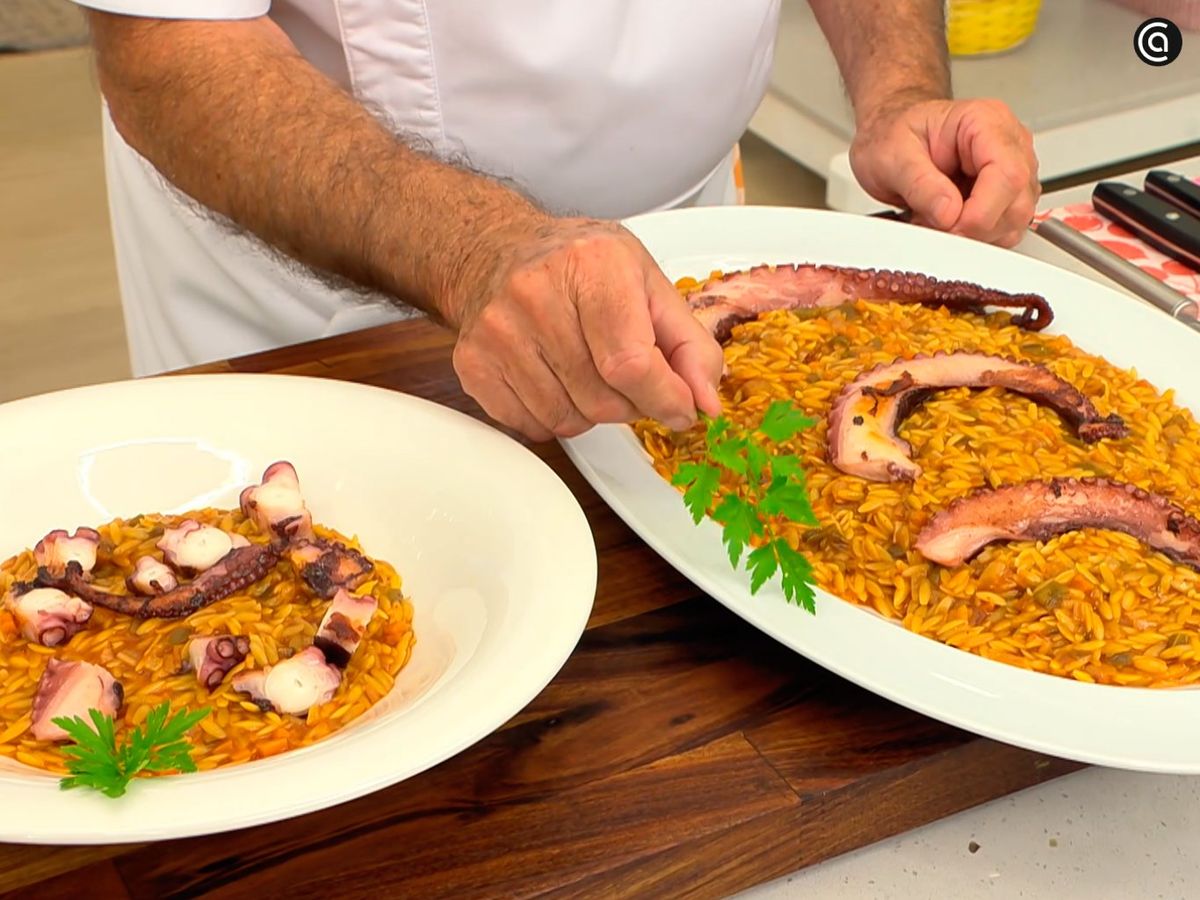 Sirve el orzo marinero y coloca el pulpo por encima