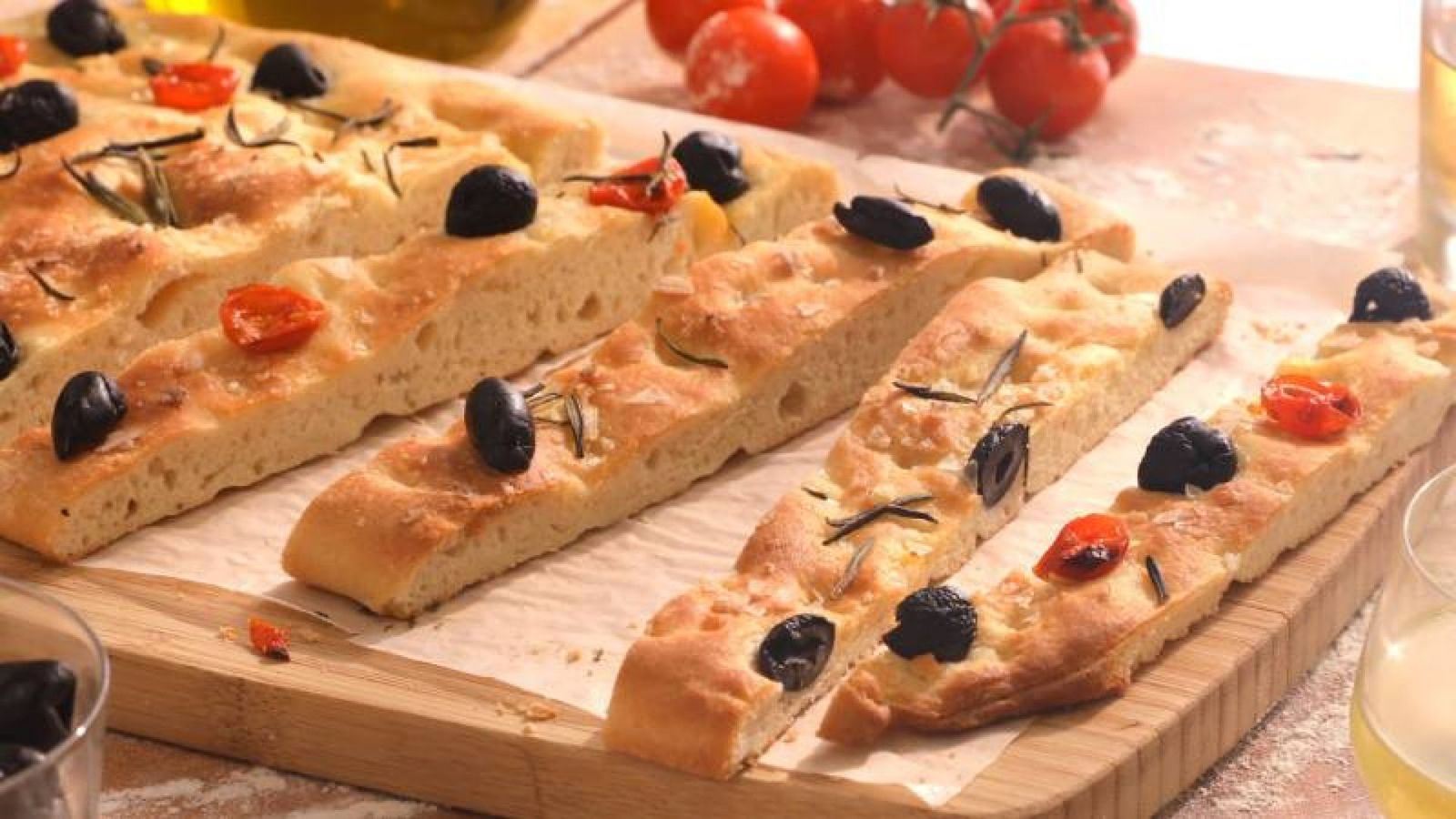 Saborea la focaccia como un delicioso aperitivo o como acompañamiento en tus comidas Saborea la focaccia como un delicioso aperitivo o como acompañamiento en tus comidas