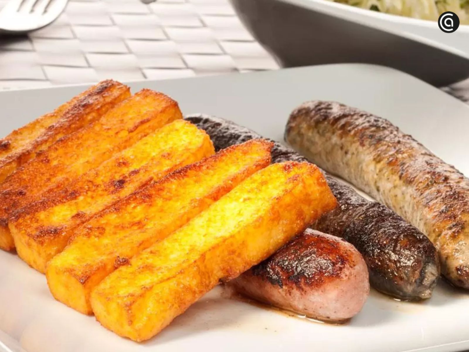 Bastones de polenta dorados, perfectos para acompañar salchichas y embutidos a la parrilla. Bastones de polenta dorados, perfectos para acompañar salchichas y embutidos a la parrilla.